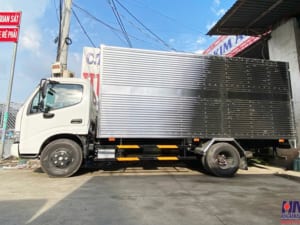 Xe tải hino xzu650 1 tấn 9 thùng kín 4m5