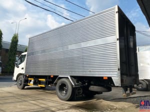 Xe tải hino xzu650 1 tấn 9 thùng kín 4m5