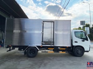Xe tải hino xzu650 1 tấn 9 thùng kín 4m5