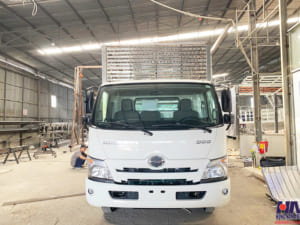 xe tải hino xzu730 5 tấn thùng chở vịt