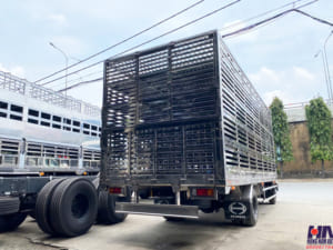 xe tải hino xzu730 5 tấn thùng chở vịt