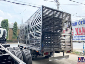 xe tải hino xzu730 5 tấn thùng chở vịt