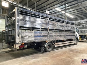 xe tải isuzu frr650 5 tấn thùng chở gia súc