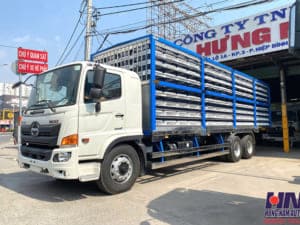 xe tải hino fl8jw8a 15 tấn thùng chở gia cầm
